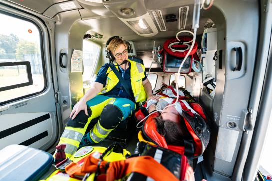 Dr. Evi Steen in de MUG-helikopter
